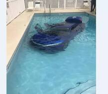 ਜਦੋਂ ਬੀਬੀ ਨੇ ਸਵਿਮਿੰਗ ਪੂਲ \'ਚ ਸੁੱਟੀ ਗੱਡੀ