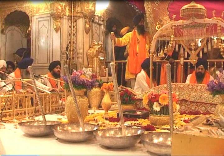 ਦੇਸ਼ ਵਿਦੇਸ਼ਾਂ ਤੋਂ ਵੱਡੀ ਗਿਣਤੀ ਆਈਆਂ ਸੰਗਤਾਂ ਦਰਬਾਰ ਸਾਹਿਬ ਦੇ ਪਵਿੱਤਰ ਸਰੋਵਰ ਵਿੱਚ ਇਸ਼ਨਾਨ ਕਰਕੇ ਘੰਟਿਆਂ ਬੱਧੀ ਕਤਾਰਾਂ ਵਿੱਚ ਖੜ੍ਹੇ ਹੋ ਕੇ ਸ੍ਰੀ ਹਰਿਮੰਦਰ ਸਾਹਿਬ ਵਿਖੇ ਨਤਮਸਤਕ ਹੋ ਕੇ ਆਪਣਾ ਜੀਵਨ ਸਫਲਾ ਕਰ ਰਹੀਆਂ ਹਨ।