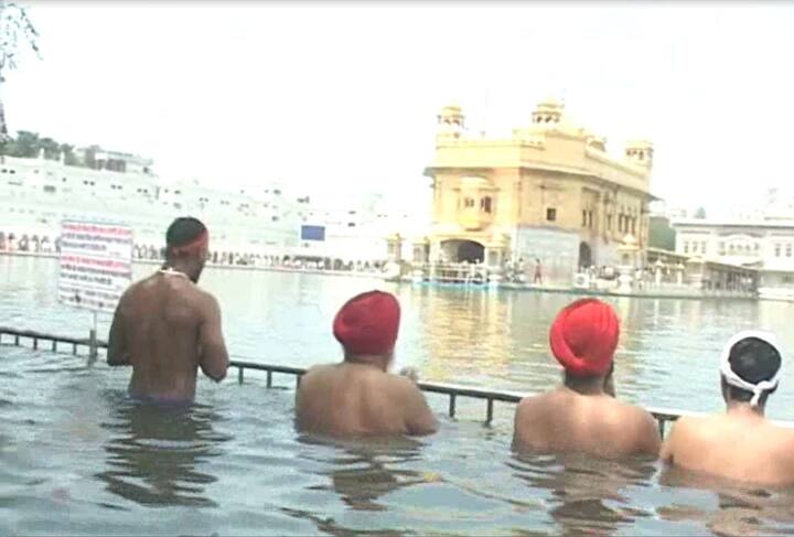 ਇਸ ਮੌਕੇ ਸੰਗਤਾਂ ਵੱਡੀ ਤਦਾਦ ਵਿਚ ਗੁਰਦੁਆਰਾ ਗੁਰੂ ਕੇ ਮਹਿਲ ਵਿਖੇ ਨਤਮਸਤਕ ਹੋ ਜੇ ਗੁਰੂ ਘਰ ਦੀਆਂ ਖੁਸ਼ੀਆਂ ਪ੍ਰਾਪਤ ਕਰ ਰਹੀਆਂ ਹਨ। 