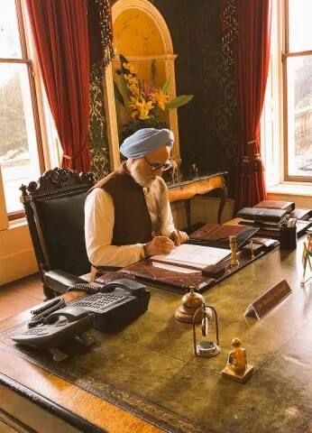 ਦੂਜੀ ਤਸਵੀਰ ਵਿੱਚ ਕੁਰਸੀ 'ਤੇ ਬੈਠ ਕੇ ਕੁਝ ਲਿਖਦੇ ਹੋਏ ਅਨੁਪਮ ਖੇਰ ਬਿਲਕੁਲ ਹੀ ਸਾਬਕਾ ਪ੍ਰਧਾਨ ਮੰਤਰੀ ਵਾਂਗ ਲਗ ਰਹੇ ਹਨ। 