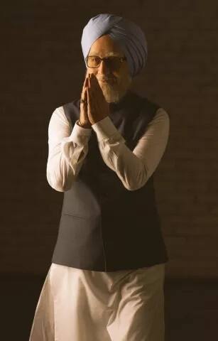 ਤੀਜੇ ਪੋਸਟਰ ਵਿੱਚ ਅਨੁਪਮ ਖੇਰ ਸਾਬਕਾ ਪ੍ਰਧਾਨ ਮੰਤਰੀ ਵਾਂਗ ਹੱਥ ਜੋੜਦੇ ਹੋਏ ਵਿਖਾਈ ਦੇ ਰਹੇ ਹਨ। 