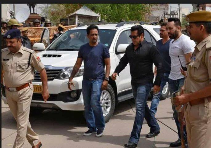 ਸਲਮਾਨ ਦੇ ਦੋਸਤ ਤੇ ਫ਼ਿਲਮ ਨਿਰਮਾਤਾ ਸਾਜਿਦ ਨਾਡਿਆਵਾਲ ਨੇ ਆਪਣੀ ਫ਼ਿਲਮ ਬਾਗ਼ੀ-2 ਦੀ ਸਫ਼ਲਤਾ 'ਤੇ ਸ਼ੁੱਕਰਵਾਰ ਨੂੰ ਪਾਰਟੀ ਰੱਖੀ ਸੀ, ਪਰ ਉਸ ਨੂੰ ਰੱਦ ਕਰ ਦਿੱਤਾ ਗਿਆ। ਸਲਮਾਨ ਜੋਧਪੁਰ ਦੀ ਸੈਂਟਰਲ ਜੇਲ੍ਹ ਵਿੱਚ ਹਨ। ਅੱਜ ਉਨ੍ਹਾਂ ਦੀ ਜ਼ਮਾਨਤ 'ਤੇ ਸੁਣਵਾਈ ਹੋਈ ਹੈ ਤੇ ਕੋਰਟ ਨੇ ਇਸ 'ਤੇ ਆਪਣਾ ਫ਼ੈਸਲਾ ਸੁਰੱਖਿਅਤ ਰੱਖ ਲਿਆ ਹੈ। ਅੱਜ ਦੂਜੇ ਦਿਨ ਵੀ ਸਲਮਾਨ ਨੂੰ ਜੇਲ੍ਹ ਵਿੱਚ ਰਹਿਣਾ ਹੋਵੇਗਾ। ਸਲਮਾਨ ਦੀ ਜ਼ਮਾਨਤ 'ਤੇ ਫੈਸਲਾ ਭਲਕੇ ਸੁਣਾਇਆ ਜਾਵੇਗਾ। 