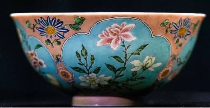 ਇਸ ਪਿਆਲੇ ਦੇ ਉੱਪਰੀ ਹਿੱਸੇ ਦਾ ਆਕਾਰ 6 ਇੰਚ (14.7 ਸੈਮੀਮੀਟਰ) ਦਾ ਹੈ। ਇਸ ’ਤੇ ਰਵਾਇਤੀ ਨੱਕਾਸ਼ੀ ਕੀਤੀ ਗਈ ਹੈ।