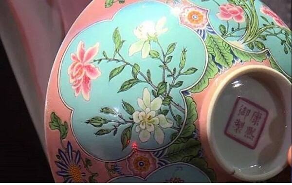 ਇਸ ’ਤੇ ਡੈਫੋਡਿਲਜ਼ ਦੇ ਫੁੱਲ ਬਣੇ ਹੋਏ ਹਨ। ਇਹ ਚੀਜ਼ ਆਮ ਤੌਰ ’ਤੇ ਚੀਨ ਵਿੱਚ ਬਣੇ ਮਿੱਟੀ ਦੇ ਬਰਤਨਾਂ ’ਤੇ ਦਿਖਾਈ ਨਹੀਂ ਦਿੰਦੀ।