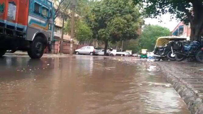 ਅੱਧਾ ਕੁ ਘੰਟਾ ਪਏ ਮੀਂਹ ਕਾਰਨ ਹੀ ਸੜਕਾਂ 'ਤੇ ਪਾਣੀ ਖੜ੍ਹ ਗਿਆ। 