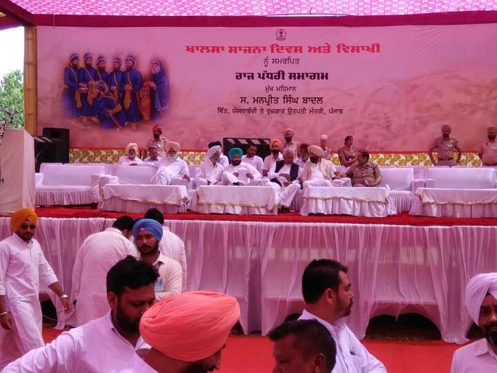 ਉਂਝ ਕਾਂਗਰਸ ਸਰਕਾਰ ਦੇ ਸੂਬਾ ਪੱਧਰੀ ਸਮਾਗਮ ਵਿੱਚ ਵੀ ਸਿਆਸੀ ਕਾਨਫ਼ਰੰਸ ਦੀ ਰੰਗਤ ਹੀ ਵੇਖਣ ਨੂੰ ਮਿਲੀ। ਇੱਥੇ ਇਕੱਲੇ ਵਿੱਤ ਮੰਤਰੀ ਮਨਪ੍ਰੀਤ ਬਾਦਲ ਪਹੁੰਚੇ ਸਨ ਤੇ ਹੋਰ ਕੋਈ ਵੱਡਾ ਕਾਂਗਰਸੀ ਨੇਤਾ ਨਹੀਂ ਆਇਆ। 