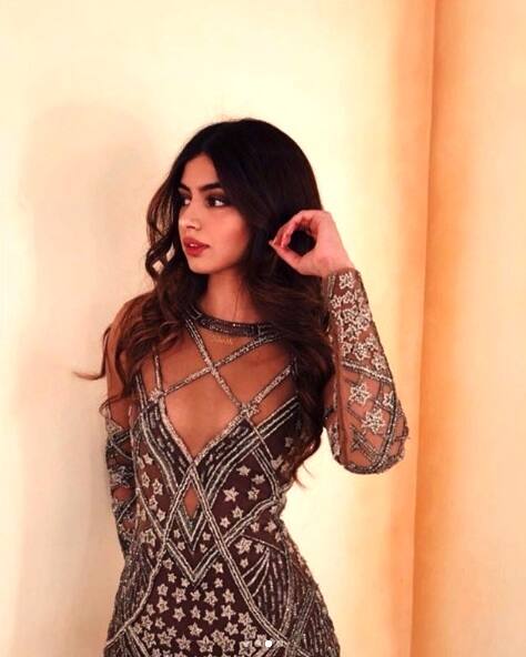 ਸ਼੍ਰੀਦੇਵੀ ਦੀ ਛੋਟੀ ਬੇਟੀ ਖੁਸ਼ੀ ਕਪੂਰ ਦੀ ਚੰਗੀ ਫੈਸ਼ਨ ਸੈਂਸ ਕਰਕੇ ਉਸਦੀ ਸੋਸ਼ਲ ਮੀਡੀਆ ‘ਤੇ ਫੈਨ ਫੌਲੋਇੰਗ ਵੀ ਕਾਫੀ ਵੱਧ ਹੈ। ਖੁਸ਼ੀ ਨੂੰ ਲੋਕਾਂ ਦਾ ਧਿਆਨ ਆਪਣੇ ਫੈਸ਼ਨ ਨਾਲ ਆਪਣੇ ਵੱਲ ਖਿੱਚਣਾ ਚੰਗੀ ਤਰ੍ਹਾਂ ਨਾਲ ਆਉਂਦਾ ਹੈ।