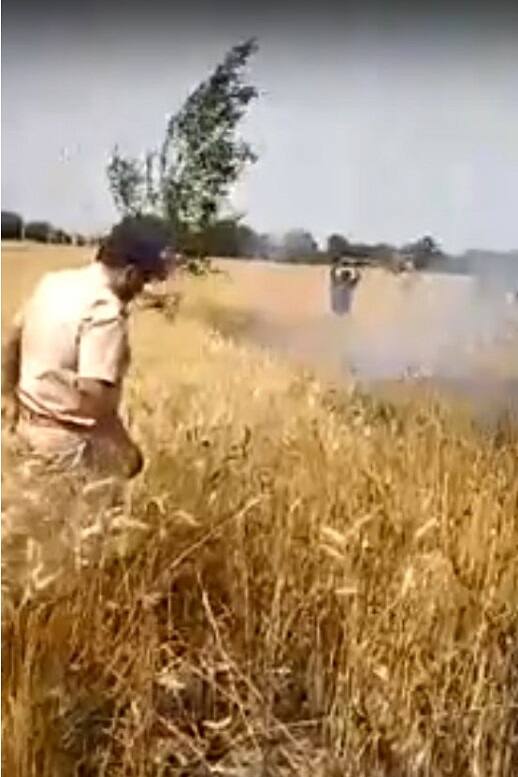 ਕੁਝ ਹੀ ਸਮੇਂ ਵਿੱਚ ਉਨ੍ਹਾਂ ਅੱਗ ਨੂੰ ਅੱਗੇ ਵਧਣੋਂ ਰੋਕ ਲਿਆ। ਫਿਰ ਫਾਇਰ ਬ੍ਰਿਗੇਡ ਨੇ ਮੌਕੇ 'ਤੇ ਪਹੁੰਚ ਕੇ ਅੱਗ 'ਤੇ ਕਾਬੂ ਪਾ ਲਿਆ। ਪਰ ਬਹੁਤਾ ਕੰਮ ਇਨ੍ਹਾਂ ਪੁਲਿਸ ਵਾਲਿਆਂ ਨੇ ਹੀ ਕਰ ਦਿੱਤਾ। 