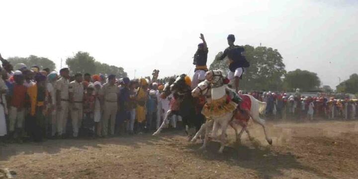 ਬੁੱਢਾ ਦਲ ਮੁਖੀ ਨੇ ਕਿਹਾ ਕਿ ਪੁਰਾਤਨ ਸਮੇਂ ਤੋ ਚਲਦੀ ਆ ਰਹੀ ਇਸ ਰੀਤ ਨੂੰ ਬਰਕਰਾਰ ਰੱਖਣ ਲਈ ਹਰ ਸਾਲ ਵਿਸਾਖੀ ਦੀ ਸਮਾਪਤੀ ਮੌਕੇ ਖ਼ਾਲਸਾਈ ਜਾਹੋ ਜਲਾਲ ਨਾਲ ਮੁਹੱਲਾ ਕੱਢਿਆ ਜਾਂਦਾ ਹੈ। ਮੁਖੀ ਨੇ ਪ੍ਰਸ਼ਾਸਨ ਵੱਲੋਂ ਮਹੱਲੇ ਨੂੰ ਲੈ ਕੇ ਯੋਗ ਪ੍ਰਬੰਧ ਨਾ ਕਰਨ ਦਾ ਦੋਸ਼ ਲਾਉਂਦਿਆਂ ਸਰਕਾਰ ਤੋਂ ਮੁਹੱਲੇ ਲਈ ਪੁਖ਼ਤਾ ਪ੍ਰਬੰਧ ਕੀਤੇ ਜਾਮ ਦੀ ਮੰਗ ਕੀਤੀ। 