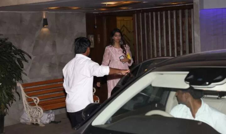 ਦੱਸਿਆ ਜਾ ਰਿਹਾ ਹੈ ਕਿ ਕਪੂਰ ਪਰਿਵਾਰ ਨੇ ਸੰਗੀਤ ਸਮਾਗਮ ਦੀ ਸਾਰੀ ਜ਼ਿੰਮੇਵਾਰੀ ਫਰਾਹ ਖ਼ਾਨ ਨੂੰ ਦਿੱਤੀ ਹੈ। ਰਿਪੋਰਟਾਂ ਮੁਤਾਬਕ ਸੰਗੀਤ ਲਈ ਅਨਿਲ ਕਪੂਰ ਦੇ ਜੁਹੂ ਨਾਲੇ ਬੰਗਲੇ ਵਿੱਚ ਰਿਹਰਸਲ ਸ਼ੁਰੂ ਹੋ ਗਈ ਹੈ। ਹਾਲਾਂਕਿ ਦੋਵਾਂ ਪਰਿਵਾਰਾਂ ਵੱਲੋਂ ਇਸ ਸਬੰਧੀ ਆਫ਼ੀਸ਼ੀਅਲ ਅਨਾਊਂਸਮੈਂਟ ਨਹੀਂ ਕੀਤੀ ਗਈ। 