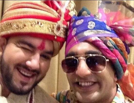 ਲਾੜਾ ਬਣੇ ਸਪਨਾ ਦੇ ਭਰਾ ਨਾਲ ਸੈਲਫੀ ਲੈਂਦਾ ਅਕਾਸ਼ ਡਡਲਾਨੀ।