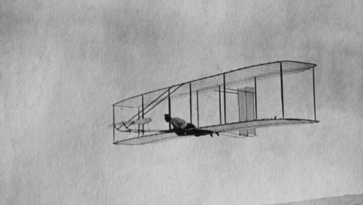 ਇਸ ਸਰਕਾਰ ਦੇ ਕਾਰਜਕਾਲ ਵਿੱਚ 2015 ਵਿੱਚ ਹੋਏ ਸਾਇੰਸ ਕਾਂਗਰਸ ਵਿੱਚ ਦਾਵਾ ਕੀਤਾ ਗਿਆ ਸੀ ਕਿ ਭਾਰਤ ਨੇ 7000 ਸਾਲ ਪਹਿਲਾਂ ਪਲੇਨ ਦੀ ਖੋਜ ਕੀਤੀ ਸੀ। ਇਸ ਦਾਅਵੇ ਪਿੱਛੇ ਵੇਦਾਂ ਦਾ ਹਵਾਲਾ ਦਿੱਤਾ ਸੀ। ਨਾਲ ਹੀ ਕਿਹਾ ਸੀ ਕਿ ਇਹ ਪਲੇਨ ਅਜਿਹੇ ਸੀ ਕਿ ਕਿਸੇ ਵੀ ਦਿਸ਼ਾ ਵਿੱਚ ਜਾ ਸਕਦੇ ਸਨ ਤੇ ਜਿੰਨੀ ਚਾਹੋ ਓਨੀ ਦੂਰੀ ਤੈਅ ਕਰ ਸਕਦੇ ਸਨ।