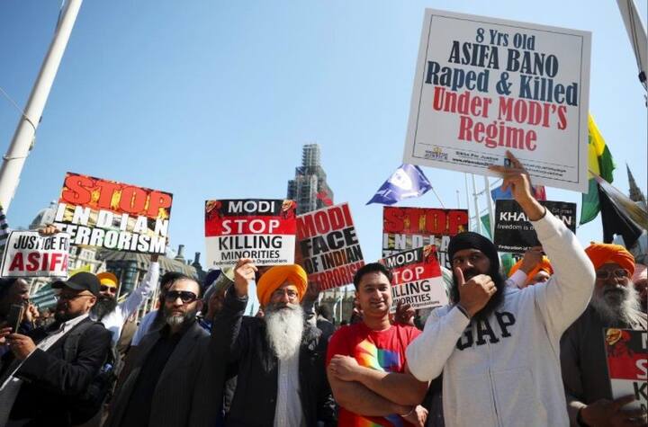 'ਮੋਦੀ ਘਰ ਵਾਪਸ ਜਾਓ' ਤੇ 'ਅਸੀਂ ਮੋਦੀ ਦੇ ਨਫ਼ਰਤ ਤੇ ਲਾਲਚ ਦੇ ਏਜੰਡੇ ਦੇ ਵਿਰੁੱਧ ਹਾਂ' ਵਰਗੇ ਨਾਅਰਿਆਂ ਦੀਆਂ ਤਖ਼ਤੀਆਂ ਫੜੀ ਸੈਂਕੜੇ ਲੋਕਾਂ ਨੇ ਸੰਸਦ ਤੇ ਡਾਊਨਿੰਗ ਸਟ੍ਰੀਟ ਵਿੱਚ ਮੋਦੀ ਵਿਰੁੱਧ ਉਸ ਸਮੇਂ ਪ੍ਰਦਰਸ਼ਨ ਕੀਤਾ ਜਦੋਂ ਉਹ ਇੰਗਲੈਂਡ ਦੀ ਪ੍ਰਧਾਨ ਮੰਤਰੀ ਥੇਰੇਸਾ ਮੇਅ ਨਾਲ ਵਾਰਤਾਲਾਪ ਕਰ ਰਹੇ ਸਨ। 