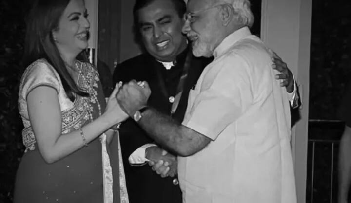 ਮੁਕੇਸ਼ ਅੰਬਾਨੀ ਨੂੰ ਕਾਰਾਂ ਦਾ ਬਹੁਤ ਸ਼ੌਕ ਹੈ। ਬੁਲੇਟਪਰੂਫ਼ BMW ਦੀ 760LI ਸਮੇਤ ਉਨ੍ਹਾਂ ਕੋਲ ਕਰੀਬ 168 ਕਾਰਾਂ ਹਨ। 760LI ਬੰਬ ਧਮਾਕੇ ਨੂੰ ਵੀ ਝੱਲਣ ਦੇ ਸਮਰੱਥ ਹੈ।