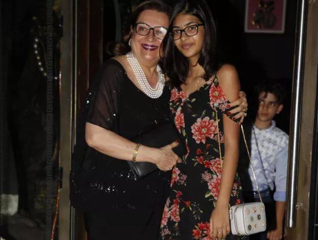 ਬਬੀਤਾ ਨੇ ਪੂਰੇ ਪਰਿਵਾਰ ਨਾਲ ਆਪਣੇ ਜਨਮ ਦਿਨ ਨੂੰ ਮਨਾਇਆ ਤੇ ਆਪਣੀ ਖੁਸ਼ੀ ਸ਼ੇਅਰ ਕੀਤੀ। ਜਨਮ ਦਿਨ ਦੇ ਕੇਕ ਕੱਟ ਦੀ ਤਸਵੀਰ ਨੂੰ ਕਰੀਸ਼ਮਾ ਕਪੂਰ ਨੇ ਆਪਣੇ ਇੰਸਟਾਗ੍ਰਾਮ ‘ਤੇ ਸ਼ੇਅਰ ਕੀਤਾ। 