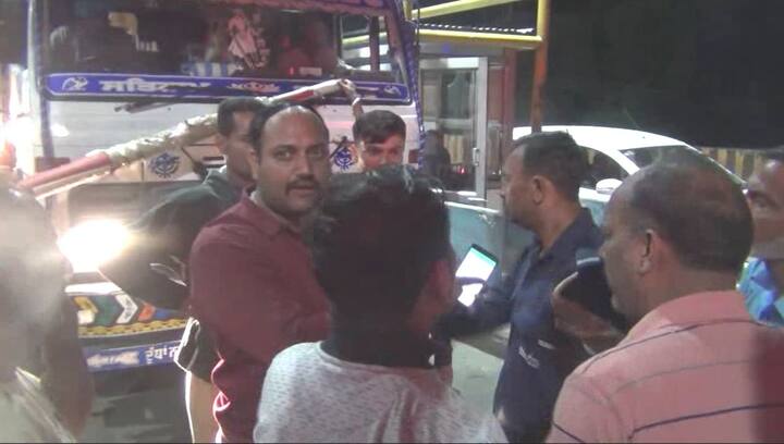 ਇਸ ਦੌਰਾਨ ਸੜਕ ’ਤੇ ਕਈ ਕਿਲੋਮੀਟਰ ਤਕ ਜਾਮ ਲੱਗ ਗਿਆ।