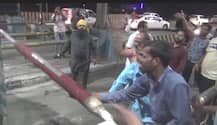 ਰੋਹ \'ਚ ਆਏ ਲੋਕਾਂ ਨੇ ਟੋਲ ਪਲਾਜ਼ਾ ਹੀ ਪੁੱਟ ਸੁੱਟਿਆ