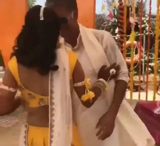 ਹਲਦੀ ਵਾਲੇ ਦਿਨ ਦੋਵੇਂ ਨੱਚਦੇ ਹੋਏ।