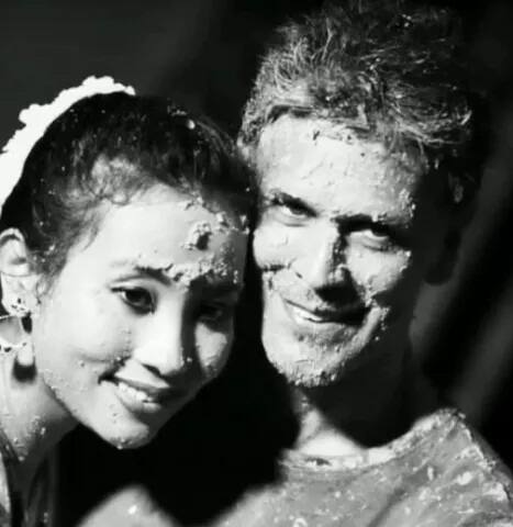 ਹਲਦੀ ਵਾਲੇ ਦਿਨ ਦੋਵੇਂ ਨੱਚਦੇ ਹੋਏ।