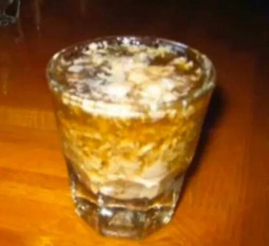 ਇੰਫੈਕਟਿਡ ਵ੍ਹਾਈਟਹੈੱਡ ਸ਼ੌਟ- ਇਹ ਡ੍ਰਿੰਕ ਦੇਖਣ ਵਿੱਚ ਇਵੇਂ ਲੱਗਦਾ ਹੈ ਜਿਵੇਂ ਦੁੱਧ ਨੂੰ ਹਾਰਡ ਡ੍ਰਿੰਕ ਵਿੱਚ ਮਿਕਸ ਕਰ ਦਿੱਤਾ ਹੋਵੇ। ਇਸ ਨੂੰ ਬਣਾਉਣ ਲਈ ਥੋੜ੍ਹੀ ਜਿਹੀ ਵੋਦਕਾ ਵਿੱਚ ਬਲੱਡੀ ਮੈਰੀ ਡ੍ਰਿੰਕ ਨੂੰ ਮਿਕਸ ਕਰੋ ਤੇ ਇਸ ਵਿੱਚ ਇੱਕ ਛੋਟਾ ਚਮਚਾ 'ਚੀਜ਼' ਦਾ ਪਾਓ। ਤੁਹਾਡੀ ਡ੍ਰਿੰਕ ਤਿਆਰ ਹੈ। 