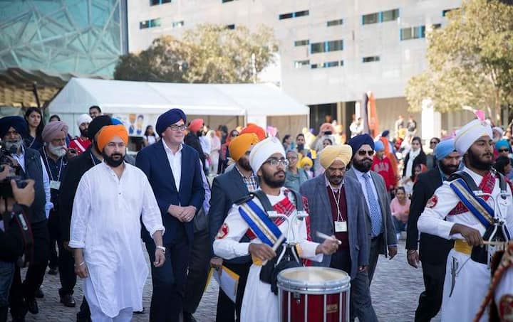 ਮੈਲਬਾਰਨ ਦੇ ਪ੍ਰੀਮੀਅਰ ਡੈਨੀਅਲ ਐਂਡਰਿਊਜ਼ ਦਸਤਾਰ ਸਜਾ ਕੇ ਜੈਕਾਰੇ ਗੂੰਜਾਏ। 