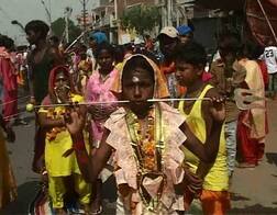 ਮਨੋਕਾਮਨਾ ਪੂਰੀ ਹੋਣ ’ਤੇ ਅੱਗ ਨਾਲ ਖੇਡਦੇ ਸ਼ਰਧਾਲੂ!