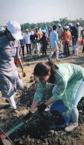 ਕੁਝ ਸਮਾਂ ਪਹਿਲਾਂ ਇਸੇ ਮੁਹਿੰਮ ਤਹਿਤ ਅਕਸ਼ੇ ਕੁਮਾਰ ਸਤਾਰਾ ਵਿੱਚ ਮਹਾਰਾਸ਼ਟਰ ਦੇ ਲੋਕਾਂ ਤੇ ਇਸੇ ਫਾਊਂਡੇਸ਼ਨ ਨਾਲ ਖੁਦਾਈ ਕਰਦੇ ਨਜ਼ਰ ਆਏ ਸੀ।