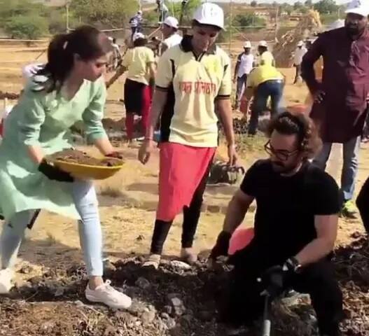 ਆਮਿਰ ਖ਼ਾਨ ਨੇ ਕਾਲ਼ੇ ਰੰਗ ਦੇ ਕੱਪੜੇ ਪਾਏ ਸੀ। 
