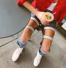 ਲੀਰਾਂ ਜਿਹੀਆਂ ਦਿੱਸਣ ਵਾਲੀ ਜੀਂਸ ਦੀ ਕੀਮਤ ਜਾਣ ਰਹਿ ਜਾਓਗੇ ਦੰਗ