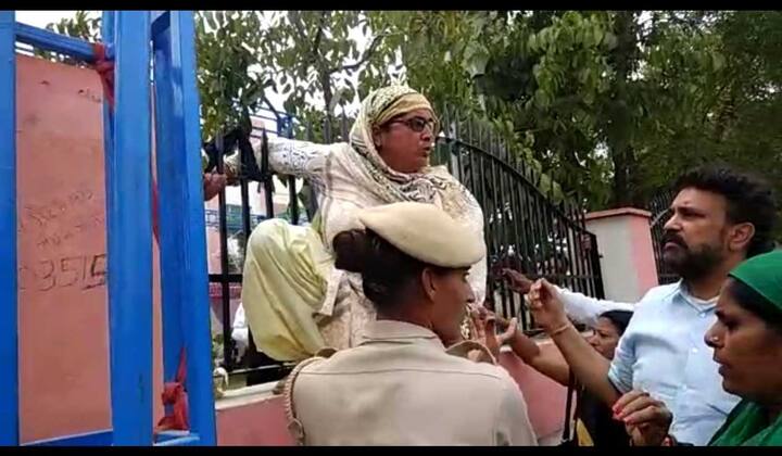 ਕੰਧਾਂ ਟੱਪ ਕੇ ਅੰਦਰ ਦਾਖਲ ਹੋਈਆਂ ਤੇ ਧੱਕੇ ਨਾਲ ਗੇਟ ਅੰਦਰ ਵੜਨ ਦੀ ਕੋਸ਼ਿਸ਼ ਵਿੱਚ ਜੱਦੋ-ਜਹਿਦ ਕਰ ਰਹੀਆਂ ਔਰਤਾਂ ਆਂਗਣਵਾੜੀ ਵਰਕਰ ਹਨ ਜੋ ਪੰਜਾਬ ਦੇ ਵਿੱਤ ਮੰਤਰੀ ਮਨਪ੍ਰੀਤ ਬਾਦਲ ਦਾ ਵਿਰੋਧ ਕਰ ਰਹੀਆਂ ਹਨ।