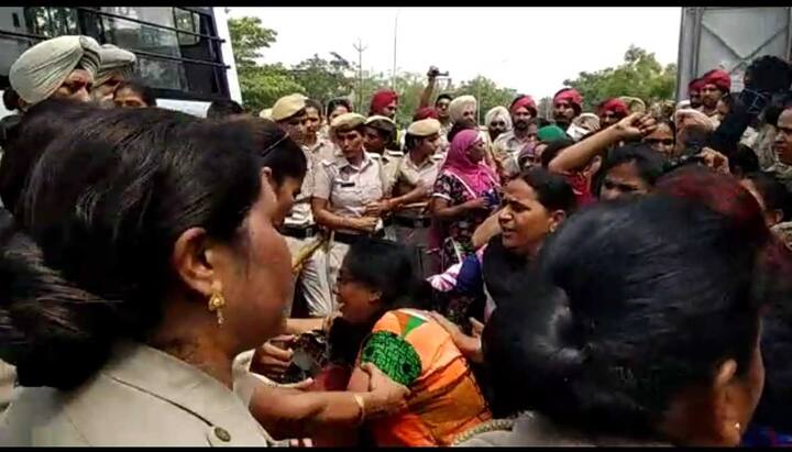 ਵਿੱਤ ਮੰਤਰੀ ਵੀ ਉਨ੍ਹਾਂ ਨੂੰ ਮਿਲਣ ਤੋਂ ਅਕਸਰ ਕਤਰਾਉਂਦੇ ਰਹਿੰਦੇ ਹਨ ਜਿਸ ਦੇ ਚੱਲਦਿਆਂ ਉਨ੍ਹਾਂ ਨੂੰ ਵਿੱਤ ਮੰਤਰੀ ਦਾ ਰਾਹ ਵਾਰ ਵਾਰ ਰੋਕਣਾ ਪੈ ਰਿਹਾ ਹੈ। ਦੂਜੇ ਪਾਸੇ ਪੰਜਾਬ ਦੇ ਵਿੱਤ ਮੰਤਰੀ ਮਨਪ੍ਰੀਤ ਬਾਦਲ ਨੇ ਇਸ ਪੂਰੇ ਮਾਮਲੇ ਦਾ ਭਾਂਡਾ ਕੇਂਦਰ ਤੇ ਭੰਨ੍ਹਦਿਆਂ ਸਿਰਫ ਇੰਨਾ ਹੀ ਕਿਹਾ ਕਿ ਅਸੀਂ ਇਨ੍ਹਾਂ ਦੀਆਂ ਮੰਗਾਂ ਤੇ ਗ਼ੌਰ ਕਰਨ ਦੀ ਕੋਸ਼ਿਸ਼ ਜ਼ਰੂਰ ਕਰਾਂਗੇ।