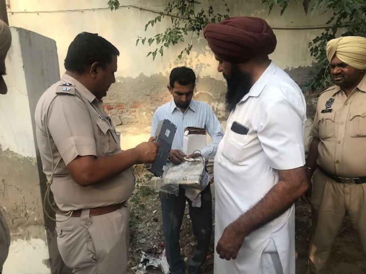 ਬੰਬ ਦਾ ਖ਼ਦਸ਼ਾ ਪੈਣ ਕਾਰਨ ਡਾਕਖਾਨੇ ਦੇ ਮੁਲਾਜ਼ਮਾਂ ਨੂੰ ਭਾਜੜਾਂ ਪੈ ਗਈਆਂ। 