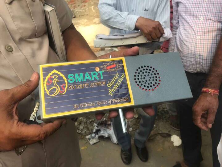 ਬਾਅਦ ਵਿੱਚ ਪਤਾ ਲੱਗਾ ਕਿ ਇਹ ਤਾਂ ਦਰਵਾਜ਼ੇ 'ਤੇ ਲੱਗਣ ਵਾਲਾ ਸਕਿਓਰਟੀ ਯੰਤਰ ਇਹ ਬੀਪ ਦੀ ਆਵਾਜ਼ ਕਰ ਰਿਹਾ ਸੀ।