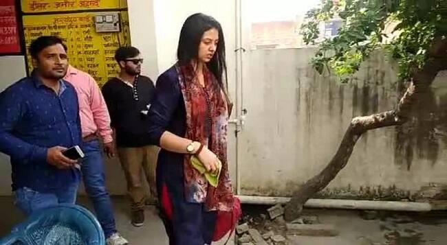 ਤਾਜ਼ਾ ਮਾਮਲੇ ਵਿੱਚ ਵਿਵਾਦ ਸ਼ੁਰੂ ਹੋਣ ਤੋਂ ਬਾਅਦ ਹਸੀਨ ਜਹਾਂ ਪਹਿਲੀ ਵਾਰ ਅਮਰੋਹਾ ਵਿੱਚ ਮੁਹੰਮਦ ਸ਼ਮੀ ਦੇ ਘਰ ਪੁੱਜੀ। 