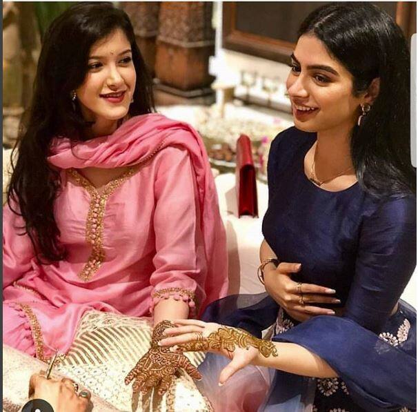 ਸੋਨਮ ਦੀ ਮਹਿੰਦੀ ਵਾਲੀ ਰਸਮ ਦੀਆਂ ਤਸਵੀਰਾਂ ਵਾਈਰਲ ਹੋ ਰਹੀਆਂ ਹਨ।