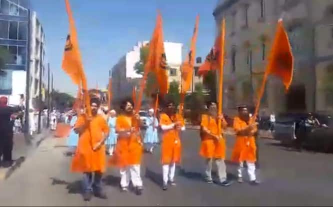 ਪੰਜ ਪਿਆਰਿਆਂ ਦੀ ਅਗਵਾਈ ਵਿੱਚ ਸ੍ਰੀ ਗੁਰੂ ਗ੍ਰੰਥ ਸਾਹਿਬ ਜੀ ਨੂੰ ਖੂਬਸੂਰਤ ਪਾਲਕੀ ਵਿੱਚ ਸਜਾਇਆ ਗਿਆ।