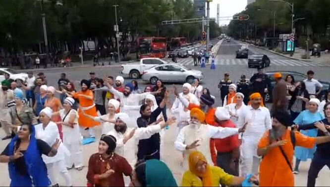 ਨਗਰ ਕੀਰਤਨ ਤੋਂ ਬਾਅਦ ਸਾਰੇ ਲੋਕਾਂ ਨੇ ਰਲ ਕੇ ਭੰਗੜਾ ਪਾਇਆ।