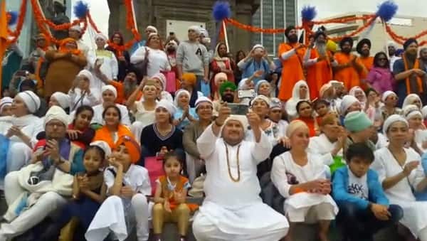 ਰੰਗ ਬਰੰਗੇ ਪਹਿਰਾਵਿਆਂ ਵਿੱਚ ਸਜੇ ਲੋਕ ਗੁਰੂ ਘਰ ਤੋਂ ਸਜਾਏ ਨਗਰ ਕੀਰਤਨ ਚ ਸ਼ਾਮਿਲ ਹੋਏ।