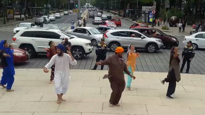 ਪੰਜਾਬੀ ਸੰਗੀਤ ਦੀਆਂ ਧੁਨਾਂ 'ਤੇ ਭੰਗੜਾ ਪਾਉਣ ਤੋਂ ਕੋਈ ਆਪਣੇ ਆਪ ਨੂੰ ਰੋਕ ਨਾ ਸਕਿਆ। 
