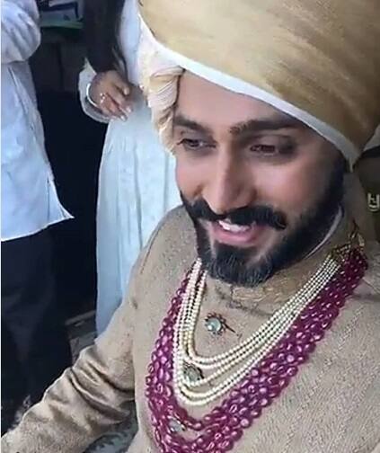 ਸੋਨਮ ਕਪੂਰ ਨੇ ਆਪਣੇ ਕੁਝ ਇੰਟਰਵਿਊਜ਼ ‘ਚ ਕਈ ਵਾਰ ਇਹ ਕਿਹਾ ਹੈ ਕਿ ਉਹ ਆਪਣੀ ਨਿੱਜੀ ਜਿੰਦਗੀ ਨੂੰ ਕਿਸੇ ਨਾਲ ਸਾਂਝਾ ਨਹੀਂ ਕਰਨਾ ਚਾਹੁੰਦੀ। ਪਿਛਲੇ ਦਿਨਾਂ ਤੋਂ ਸੋਨਮ ਦੇ ਵਿਆਹ ਦੀਆਂ ਰਸਮਾਂ ਦੀ ਤਸਵੀਰਾਂ ਤੇ ਵੀਡੀਓ ਸੋਸ਼ਲ ਮੀਡੀਆ ‘ਤੇ ਕਾਫੀ ਤੇਜੀ ਨਾਲ ਵਾਈਰਲ ਹੋ ਰਹੀਆਂ ਹਨ।