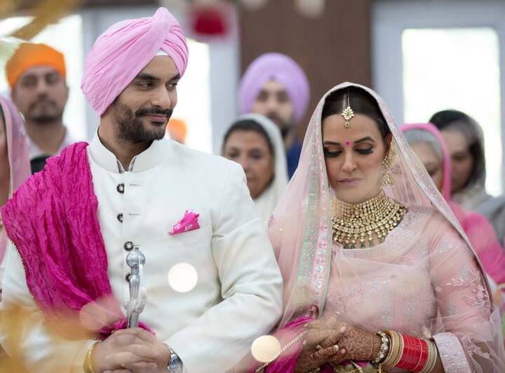  ਨੇਹਾ ਤੇ ਅੰਗਦ ਇੱਕ-ਦੂਜੇ ਨੂੰ ਕਾਫੀ ਲੰਬੇ ਸਮੇਂ ਤੋਂ ਡੇਟ ਕਰ ਰਹੇ ਸੀ। ਅੱਜਕੱਲ੍ਹ ਨੇਹਾ ਐਮ ਟੀਵੀ ਦੇ ਸ਼ੋਅ ‘ਰੋਡੀਜ਼ ਐਕਸਟ੍ਰੀਮ’ ‘ਚ ਗੈਂਗ ਲੀਡਰ ਬਣ ਹੋਈ ਹੈ।
