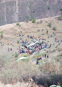 ਬੱਸ ਖੱਡ \'ਚ ਡਿੱਗੀ, ਅੱਧੀ ਦਰਜਣ ਹਲਾਕ