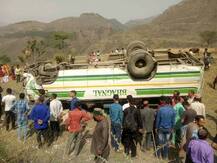 ਬੱਸ ਖੱਡ \'ਚ ਡਿੱਗੀ, ਅੱਧੀ ਦਰਜਣ ਹਲਾਕ