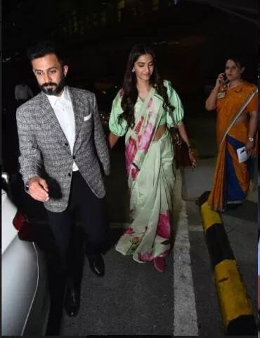  ਇੱਕ ਦਿਨ ਪਹਿਲਾਂ ਉਸ ਦੇ ਪਤੀ ਆਨੰਦ ਅਹੂਜਾ ਨਾਲ ਉਹ ਦਿੱਲੀ ਆਈ ਸੀ ਤੇ ਇੱਥੋਂ ਹੀ ਉਹ ਕਾਨਜ਼ ਰਵਾਨਾ ਹੋਈ।