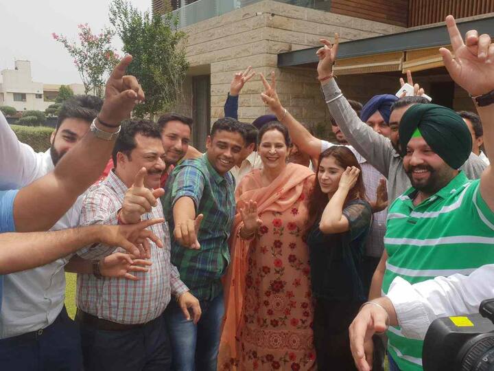 ਸਿੱਧੂ ਦਾ ਸਭ ਕੁਝ ਦਾਅ 'ਤੇ ਲੱਗਾ ਸੀ। ਇਸ ਫੈਸਲੇ ਨਾਲ ਉਨ੍ਹਾਂ ਨੂੰ ਸੁੱਖ ਦਾ ਸਾਹ ਆਇਆ ਹੈ। ਇਸ ਮੌਕੇ ਅੰਮ੍ਰਿਤਸਰ ਵਿਖੇ ਸਿੱਧੂ ਦੀ ਪਤਨੀ ਨਵਜੋਤ ਕੌਰ ਸਿੱਧੂ ਨੇ ਹਮਾਇਤੀਆਂ ਨਾਲ ਖੁਸ਼ੀ ਮਨਾਈ।