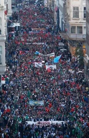 ਬੀਬੀਸੀ ਮੁਤਾਬਕ ਇਜ਼ਰਾਇਲੀ ਪੁਲਿਸ ਤੇ ਰੋਹ 'ਚ ਆਏ ਪ੍ਰਦਰਸ਼ਨਕਾਰੀਆਂ ਵਿਚਾਲੇ ਹਿੰਸਕ ਝੜਪਾਂ ਹੋਈਆਂ। ਪ੍ਰਦਰਸ਼ਨਕਾਰੀਆਂ ਨੇ ਨਵੇਂ ਦੂਤਾਵਾਸ ਬਾਹਰ ਫਲਸਤੀਨ ਦੇ ਝੰਡੇ ਲਹਿਰਾਏ। ਇਸ ਦੌਰਾਨ ਕਈ ਪ੍ਰਦਰਸ਼ਨਕਾਰੀਆਂ ਨੂੰ ਹਿਰਾਸਤ 'ਚ ਵੀ ਲਿਆ ਗਿਆ।