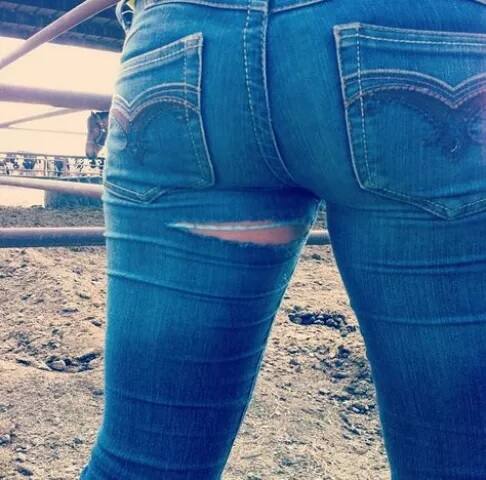 ਰਿਪਡ ਜੀਨਸ ਦਾ ਫੈਸ਼ਨ 2010 ਤੋਂ ਬਾਅਦ ਹੁਣ ਮੁੜ ਤੋਂ ਪਾਪੂਲਰ ਹੋ ਗਿਆ ਹੈ। 