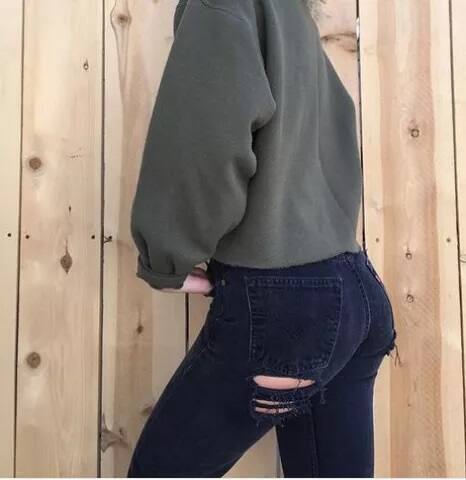 ਹਾਲੀਵੁੱਡ ਤੋਂ ਲੈ ਕੇ ਬਾਲੀਵੁੱਡ ਤਕ ਰਿਪਡ ਜੀਨਸ ਦਾ ਟ੍ਰੈਂਡ ਦੇਖਣ ਨੂੰ ਮਿਲ ਰਿਹਾ ਹੈ। 