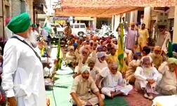 ਲਿਮਟ ਤੋਂ ਘੱਟ ਕਰਜ਼ੇ ਦੇਣ 'ਤੇ ਕਿਸਾਨਾਂ ਨੇ ਬੈਂਕਾਂ ਵਿੱਚ ਡੱਕੇ ਮੁਲਾਜ਼ਮ