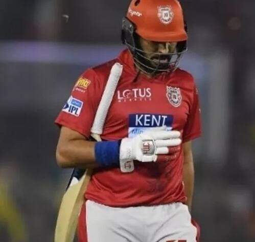 ਕਪਿਲ ਨੇ ਯੂਵਰਾਜ ਸਿੰਘ ਤੇ ਗੌਤਮ ਗੰਭੀਰ ਦੇ ਕ੍ਰਿਕਿਟ ਵਿੱਚ ਭਵਿੱਖ ਬਾਰੇ ਕਿਹਾ ਕਿ ਦੋਵਾਂ ਨੂੰ ਪਹਿਲਾਂ ਖ਼ੁਦ ਨਾਲ ਸੱਚ ਬੋਲਣਾ ਪਵੇਗਾ ਕਿ ਉਹ ਖੇਡ ਸਕਦੇ ਹਨ ਜਾਂ ਨਹੀਂ ਤੇ ਜੇ ਉਹ ਖੇਡਣਾ ਚਾਹੁੰਦੇ ਹਨ ਜਾਂ ਕੇਵਲ ਬਿਹਤਰ ਪ੍ਰਦਰਸ਼ਨ ਹੀ ਉਨ੍ਹਾਂ ਨੂੰ ਅੱਗੇ ਲਿਜਾ ਸਕਦਾ ਹੈ।